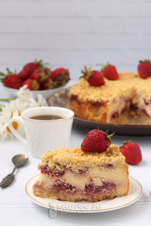 Рецепт песочного пирога с творогом и клубникой