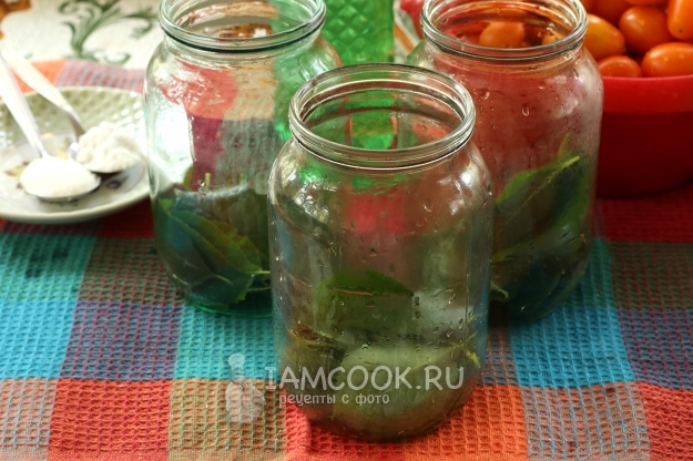 Положить листья в банку