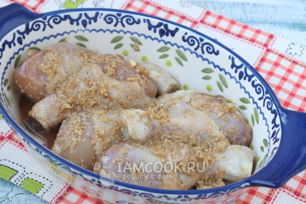 Выложить курицу в форму