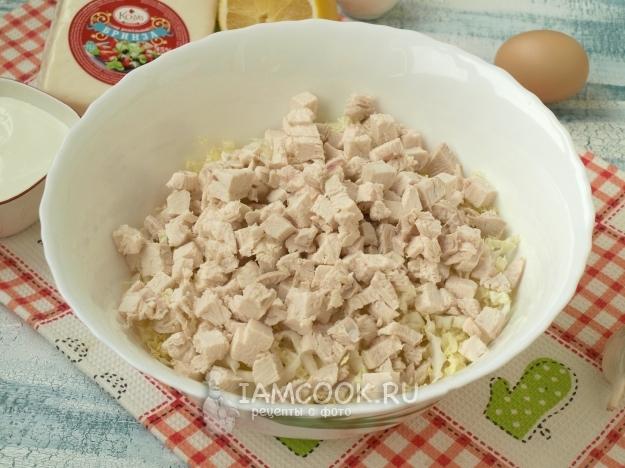 Положить куриное филе