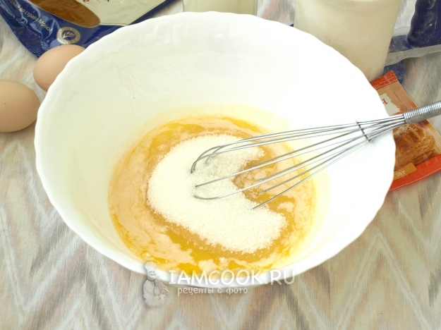 Соединить масло с сахаром