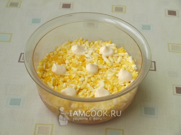 Положить слой яиц