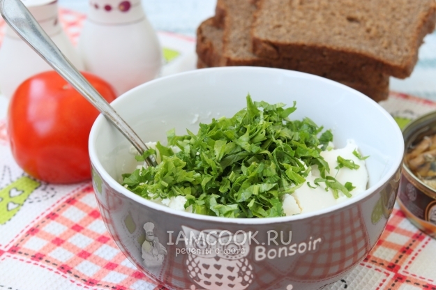 Положить в творожный сыр петрушку
