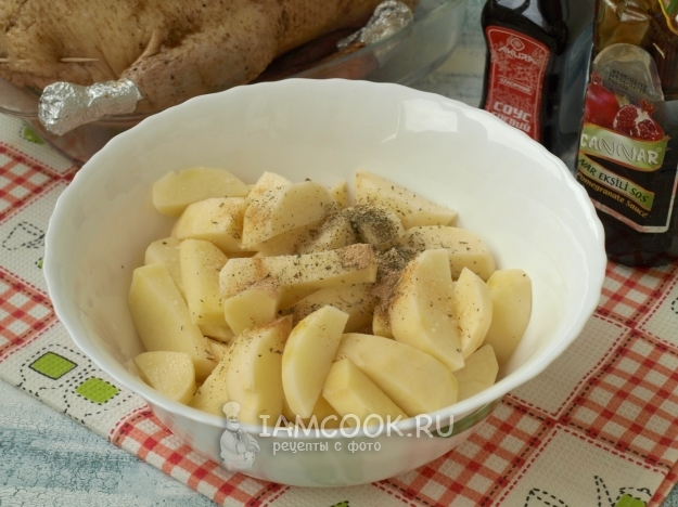 Картофель посолить и поперчить