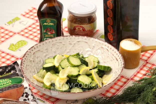 Порезать огурцы и лимон