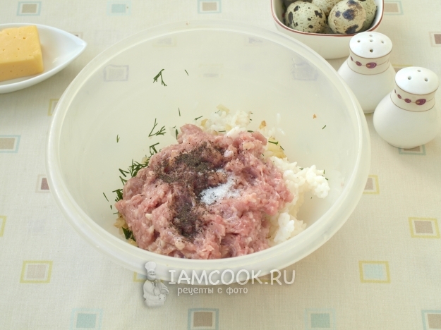 Соединить рис, фарш и специи