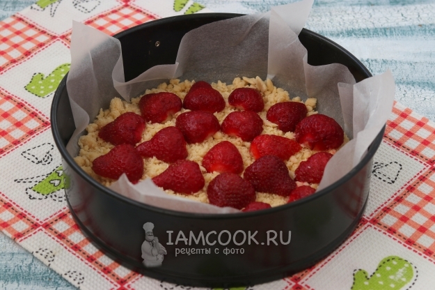 Положить клубнику на тесто