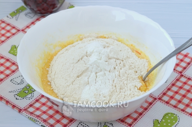 Всыпать муку