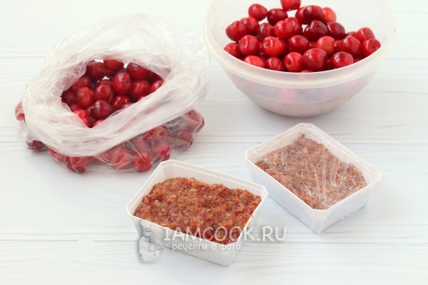 Положить черешню в пакет или контейнер