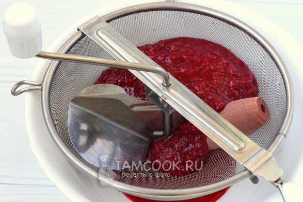 Протереть малину через сито