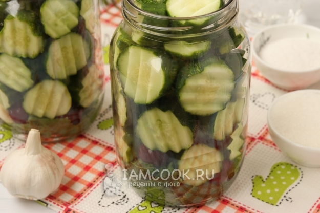 Положить в банку огурцы