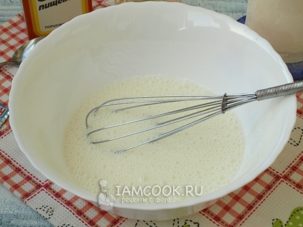 Взбить молоко венчиком