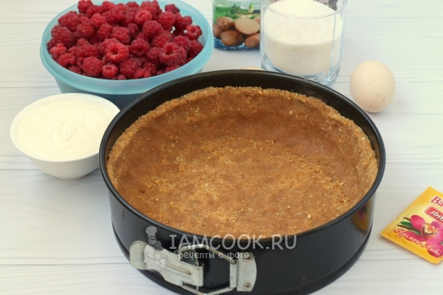 Выложить печенье в форму