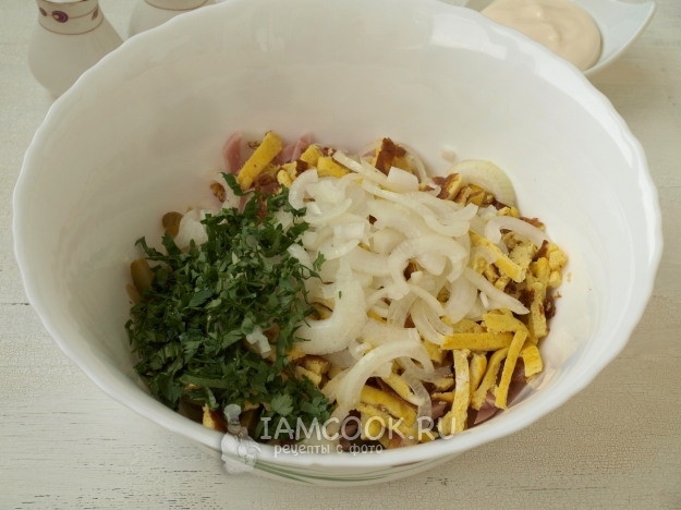 Добавить лук и зелень