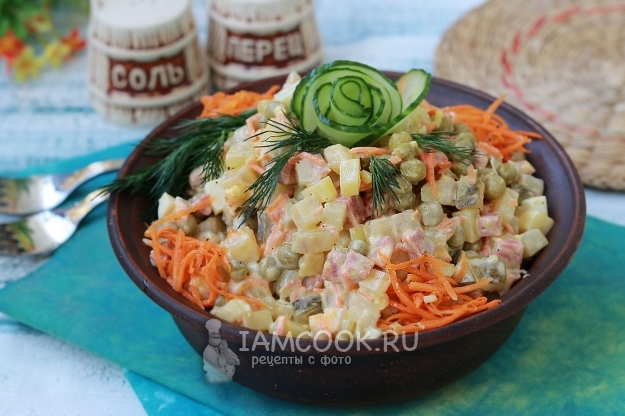 Фото оливье с колбасой и корейской морковью