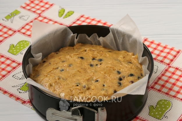 Выложить тесто в форму