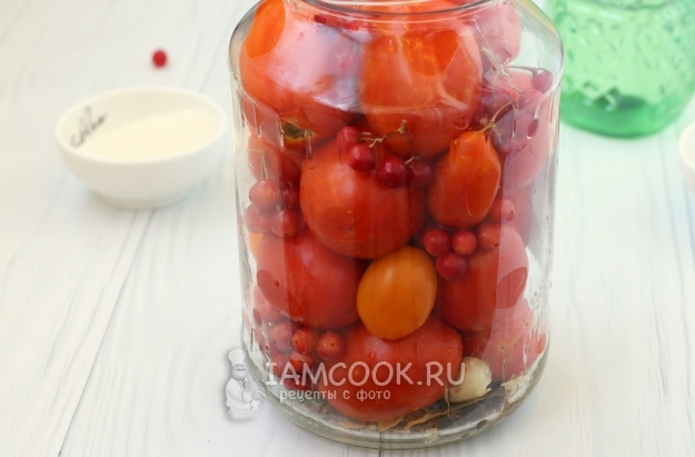 Положить в банку помидоры, калину и чеснок