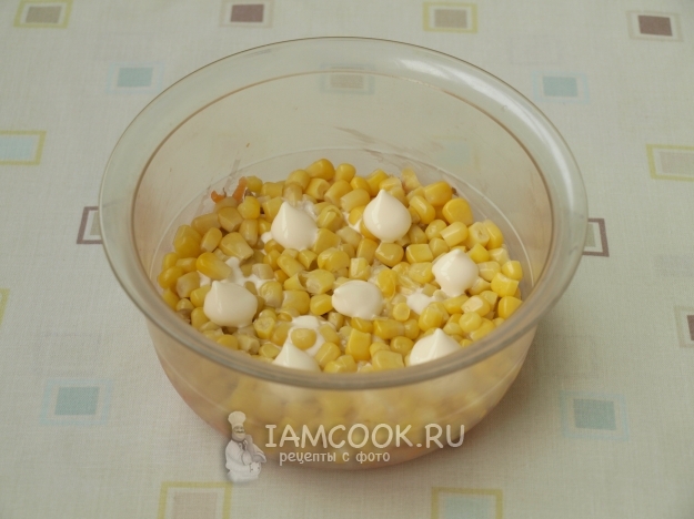 Положить слой кукурузы