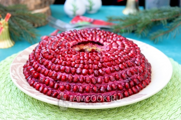 Вкусный классический салат «Гранатовый браслет» с говядиной