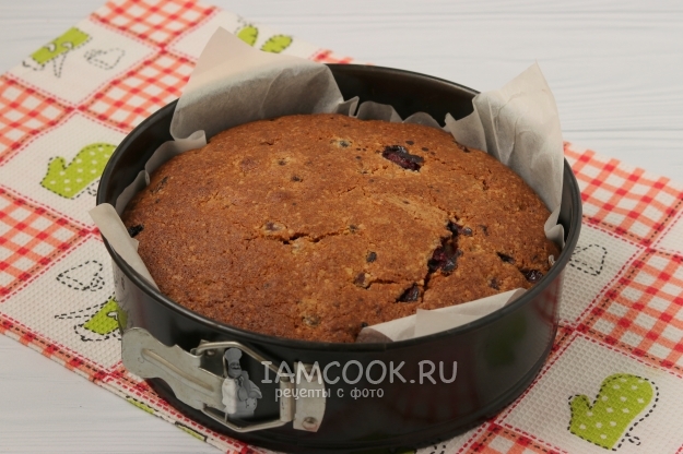 Фото орехового пирога с чёрной смородиной