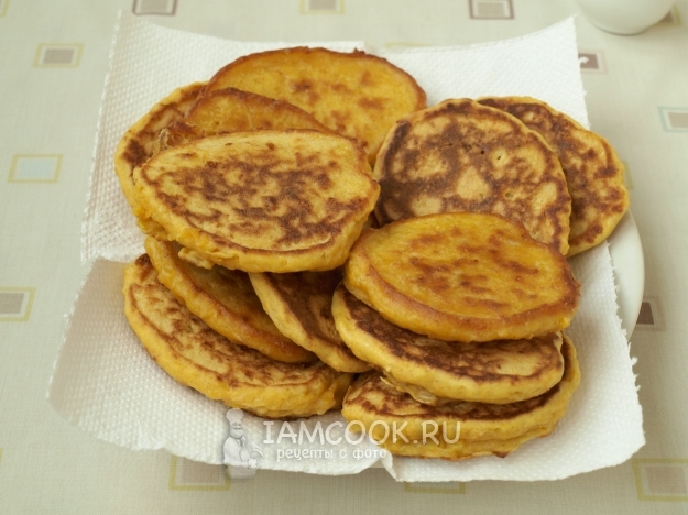 Выложить оладьи на салфетку