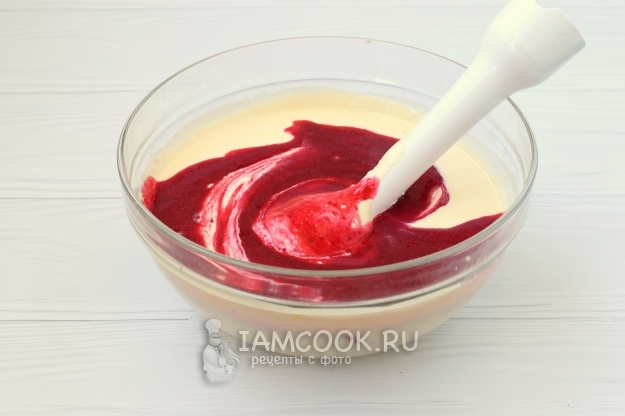 Положить малиновое пюре в творог