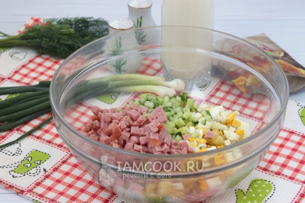 Добавить колбасу и огурец