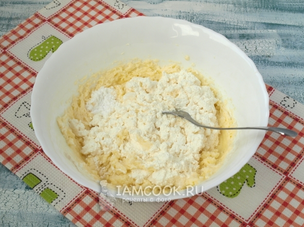 Положить творог