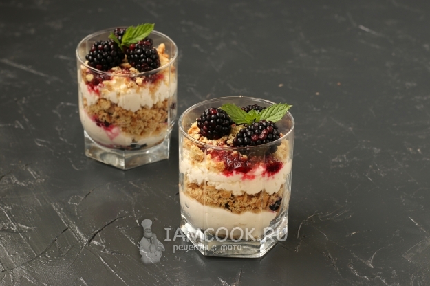 Фото творожного десерта с ежевикой и печеньем