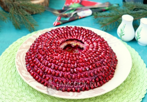 Фото классического салата «Гранатовый браслет» с говядиной