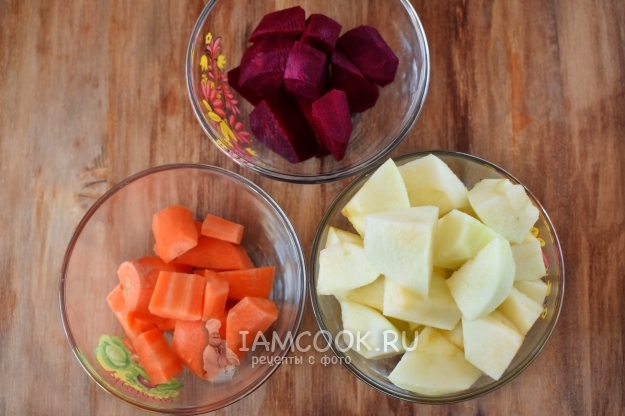 Порезать свеклу, яблоко и морковь