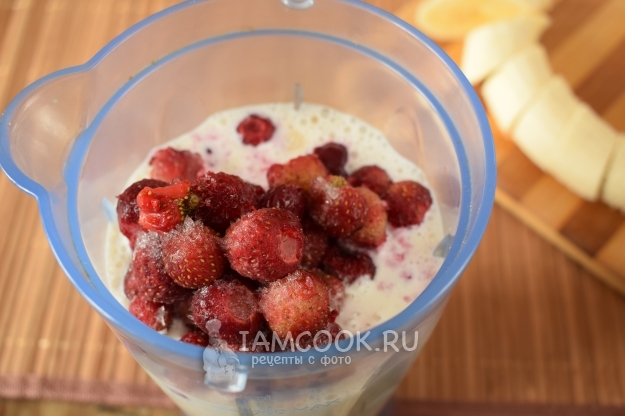 Соединить молоко, творог и ягоды