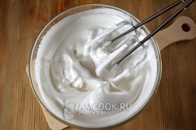 Взбить белки с сахаром