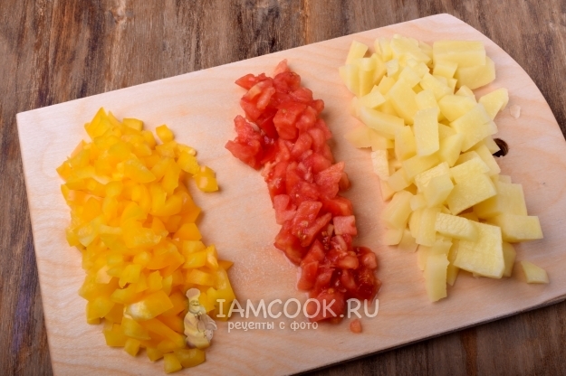 Порезать картофель, перец и помидоры