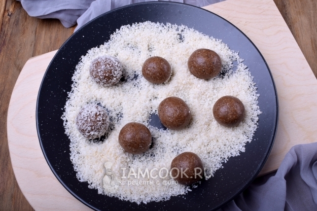 Обвалять шарики в кокосовой стружке