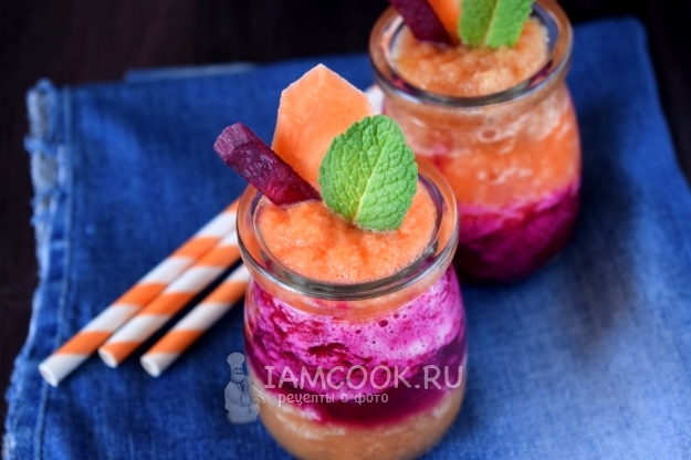 Фото смузи со свеклой, морковью и яблоком