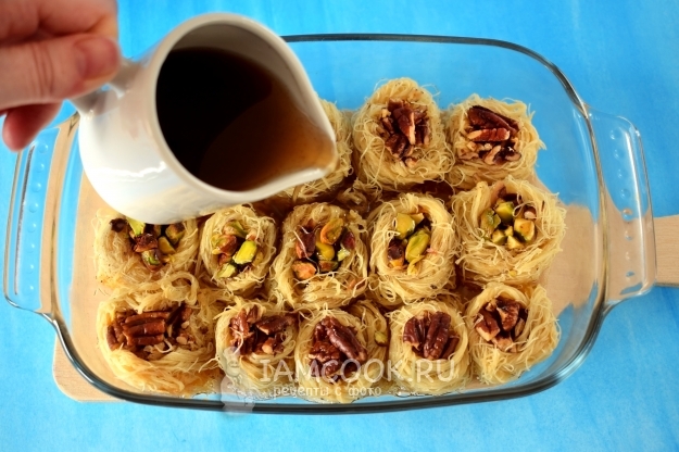 Полить заготовки сиропом