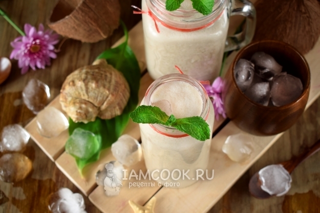 Вкусный тропический смузи с кокосовым молоком