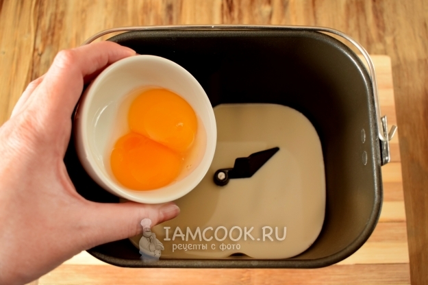 Соединить молоко, желтки и сахар