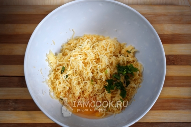 Соединить сыр, яйца и зелень