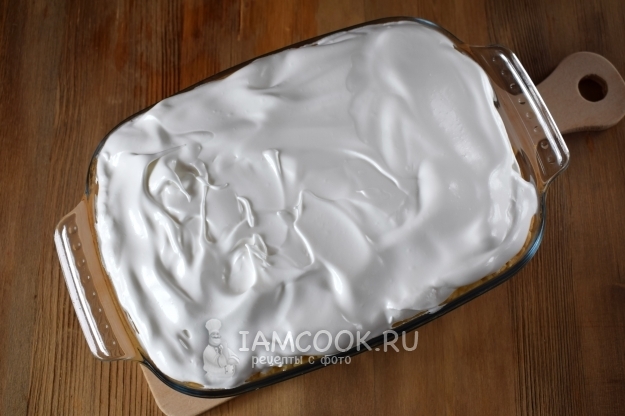 Покрыть пирог взбитыми белками