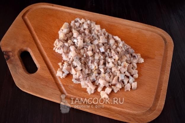 Порезать филе селедки