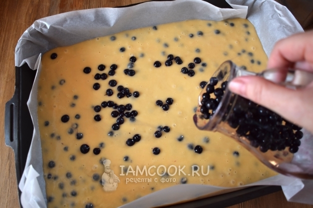 Вылить тесто в форму