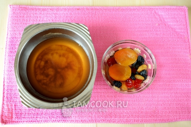 Положить в чай сахар и корицу