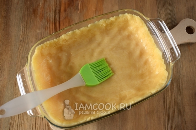 Выложить тесто в форму