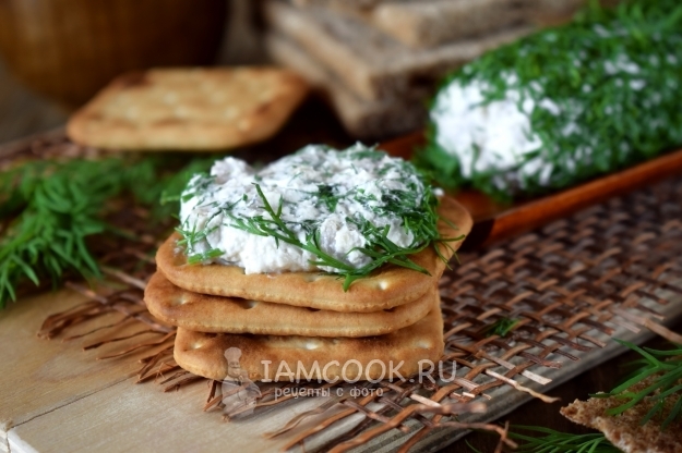 Намазать форшмак на печенье