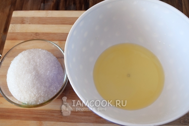 Соединить белки с соком лимона