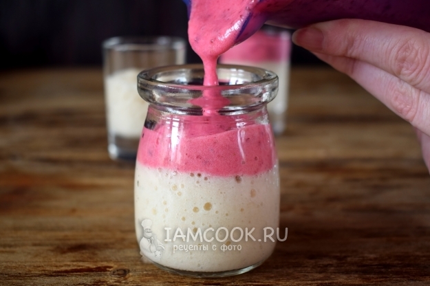 Перелить смузи в стакан