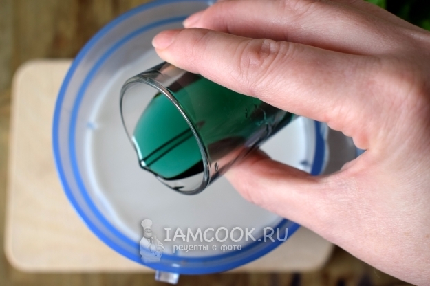 Соединить молоко, ананасы и сироп