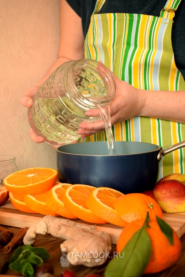 Влить в кастрюлю воду